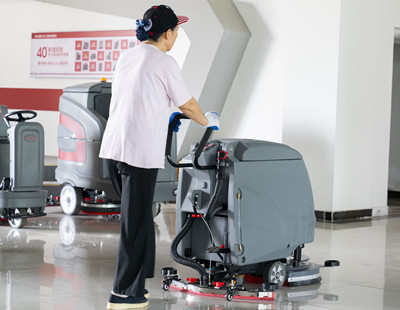 電瓶款手推式洗地機(jī)怎么延長使用時間